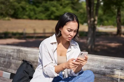 Ilustrasi mengecas HP, baterai HP. (Photo by Wengang Zhai on Unsplash)