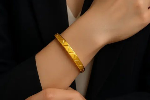 7 Model Gelang Bangle yang Bagus Emas 24 Karat 5 Gram, Mewah tapi Tetap Simple (sumber:AI)