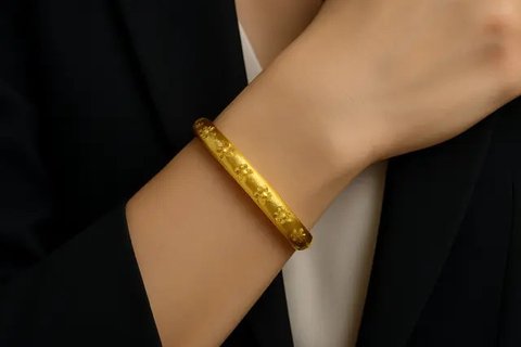 7 Model Gelang Bangle yang Bagus Emas 24 Karat 5 Gram, Mewah tapi Tetap Simple (sumber:AI)