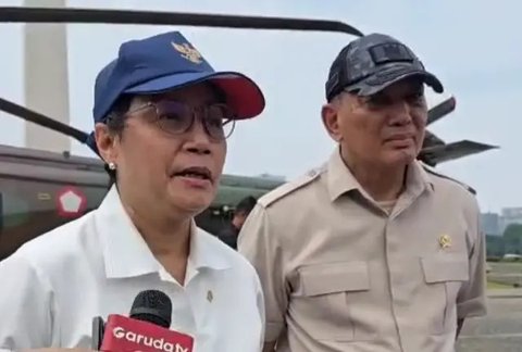 Menteri Keuangan (Menkeu) Sri Mulyani Indrawati meninjau kesiapan pembentukan batalyon baru milik TNI Angkatan Darat, di Kawasan Monas, Jakarta, Rabu (20/8/2025). (Liputan6.com/Arief)