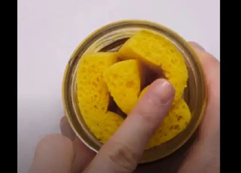 Coba cara mudah untuk membersihkan spons cuci piring di dapur Anda.