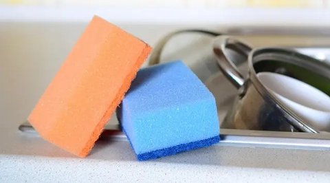 Coba cara mudah untuk membersihkan spons cuci piring di dapur Anda.