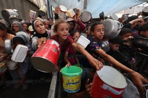 Prajurit Israel menggunakan teropong untuk melihat bangunan yang rusak di Gaza dari Israel selatan, Rabu (13/8/2025). (Dok. AP/Ariel Schalit)"