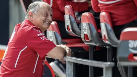 Pembalap Ferrari,  Lewis Hamilton, melambaikan tangan ke fans saat parade pembalap sebelum balapan F1 GP Inggris di Sirkuit Silverstone, Minggu (6/7/2025). (AFP/Ben Stansal)