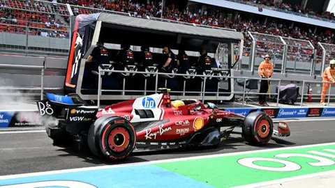 Pembalap Ferrari,  Lewis Hamilton, melambaikan tangan ke fans saat parade pembalap sebelum balapan F1 GP Inggris di Sirkuit Silverstone, Minggu (6/7/2025). (AFP/Ben Stansal)