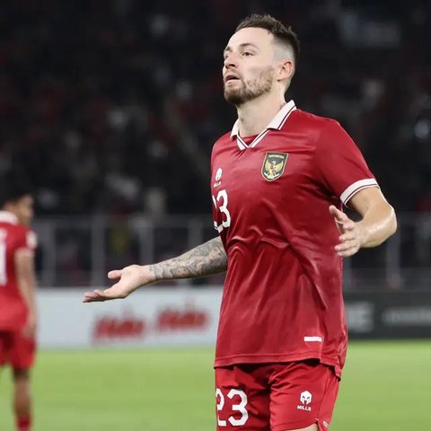 Pemain Timnas Indonesia, Marc Klok mencium bola saat menghadapi Vietnam dalam laga leg pertama babak semifinal Piala AFF 2022 di Stadion Utama Gelora Bung Karno (SUGBK), Jumat (6/1/2023) s