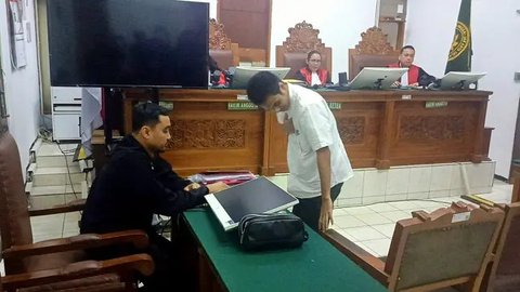 Vadel Badjideh jalani sidang lanjutan kasus dugaan pencabulan dan aborsi dengan korban putri Nikita Mirzani. Dalam sidang yang digelar tertutup, ia bersaksi.