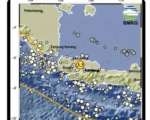 Sejumlah penumpang menunggu kereta di Stasiun Gambir, Jakarta, Rabu (29/11). PT KAI Daop 1 Jakarta akan mengoperasikan 11 KA tambahan tujuan Solo, Bandung, dan Cirebon yang dimulai pada 29 No