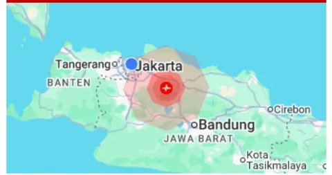 Sejumlah penumpang menunggu kereta di Stasiun Gambir, Jakarta, Rabu (29/11). PT KAI Daop 1 Jakarta akan mengoperasikan 11 KA tambahan tujuan Solo, Bandung, dan Cirebon yang dimulai pada 29 No