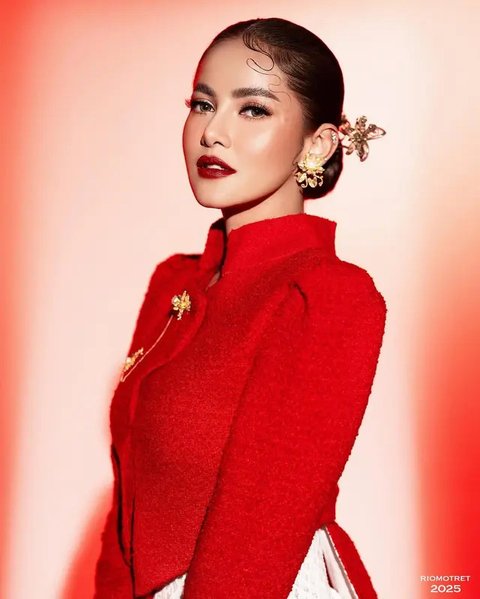 Gaya Olla Ramlan dengan Kebaya Ekor Panjang Nuansa Merah Putih (@riomotret)