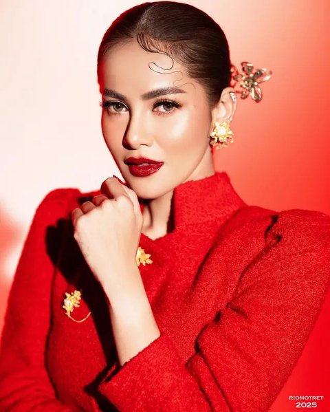 Gaya Olla Ramlan dengan Kebaya Ekor Panjang Nuansa Merah Putih (@riomotret)