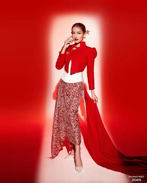 Gaya Olla Ramlan dengan Kebaya Ekor Panjang Nuansa Merah Putih (@riomotret)
