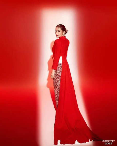 Gaya Olla Ramlan dengan Kebaya Ekor Panjang Nuansa Merah Putih (@riomotret)