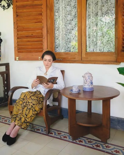 Teras rumah Nafa Urbach di kampung halaman. [IG: @nafaurbach]