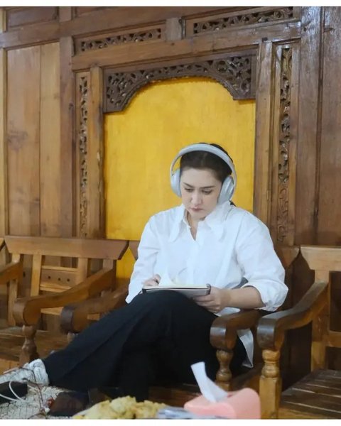 Teras rumah Nafa Urbach di kampung halaman. [IG: @nafaurbach]