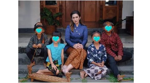 Teras rumah Nafa Urbach di kampung halaman. [IG: @nafaurbach]