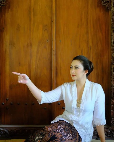 Teras rumah Nafa Urbach di kampung halaman. [IG: @nafaurbach]