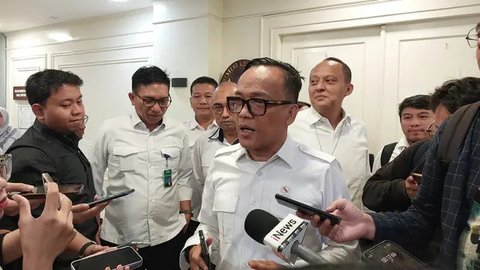 Wakil Menteri Tenaga Kerja Immanuel Ebenezer saat mendatangi perusahaan tahan ijazah mantan karyawan di Pekanbaru. (Liputan6.com/M Syukur)