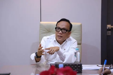 Wakil Menteri Tenaga Kerja Immanuel Ebenezer saat mendatangi perusahaan tahan ijazah mantan karyawan di Pekanbaru. (Liputan6.com/M Syukur)