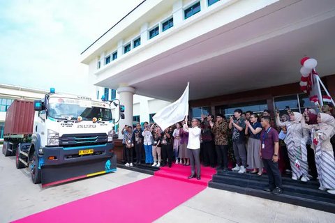 Ekspor sepatu dari PT Yih Quan senilai USD 100.000 ke Amerika Serikat dan senilai USD 60.000 ke Australia tersebut dilepas oleh Menteri Perindustrian Agus Gumiwang Kartasasmita. (Dok. Kemenpe