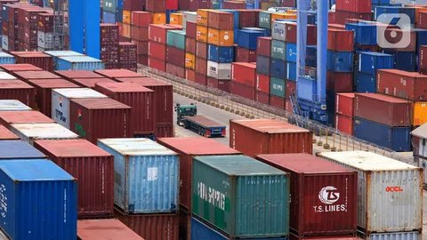 Ekspor sepatu dari PT Yih Quan senilai USD 100.000 ke Amerika Serikat dan senilai USD 60.000 ke Australia tersebut dilepas oleh Menteri Perindustrian Agus Gumiwang Kartasasmita. (Dok. Kemenpe