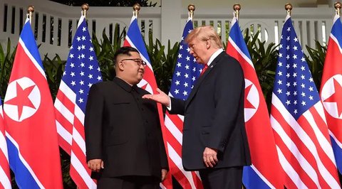 Presiden China Xi Jinping dan Pemimpin Korea Utara Kim Jong-un berjalan sambil berbincang di pantai Dalian, Selasa (8/5). kunjungan kedua Kim ke China terjadi sebelum pertemuannya dengan Dona