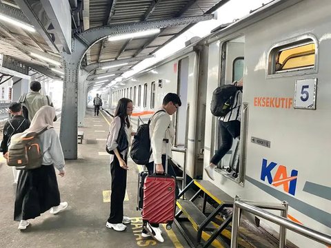 Penumpang menaikkan barang bawaan di dalam gerbong Kereta Api Jarak Jauh (KAJJ) di Stasiun Pasar Senen, Jakarta, Rabu (26/3/2025). (Liputan6.com/Herman Zakharia)