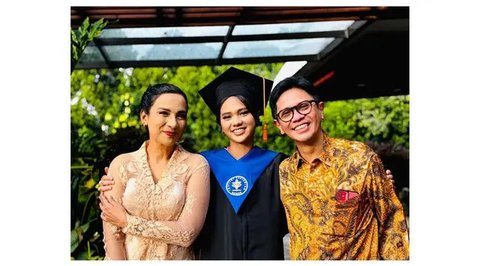 Momen wisuda Charlotte, anak Shahnaz Haque dan Gilang Ramadhan. [IG: @shahnaz.haque]