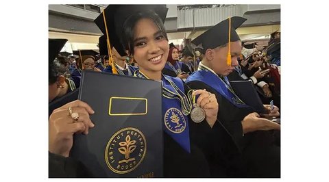 Momen wisuda Charlotte, anak Shahnaz Haque dan Gilang Ramadhan. [IG: @shahnaz.haque]
