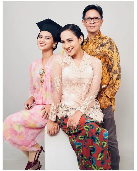 Momen wisuda Charlotte, anak Shahnaz Haque dan Gilang Ramadhan. [IG: @shahnaz.haque]