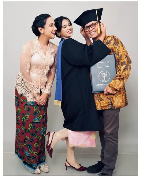 Momen wisuda Charlotte, anak Shahnaz Haque dan Gilang Ramadhan. [IG: @shahnaz.haque]