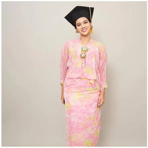 Momen wisuda Charlotte, anak Shahnaz Haque dan Gilang Ramadhan. [IG: @shahnaz.haque]
