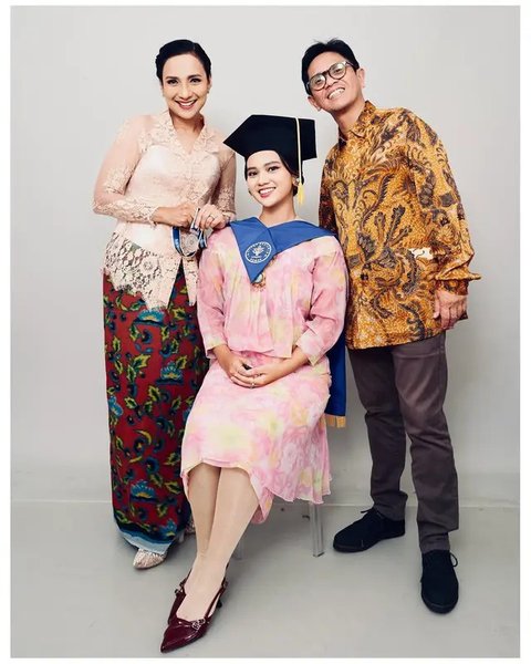 Momen wisuda Charlotte, anak Shahnaz Haque dan Gilang Ramadhan. [IG: @shahnaz.haque]
