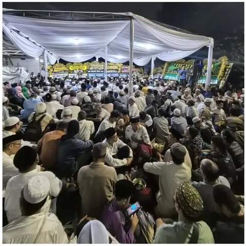 Potret rumah Mpok Alpa dipadati ribuan jemaah saat tahlilan 7 hari. [IG: @henrykurniaadhi.lbf]
