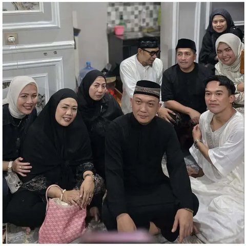 Potret rumah Mpok Alpa dipadati ribuan jemaah saat tahlilan 7 hari. [IG: @henrykurniaadhi.lbf]
