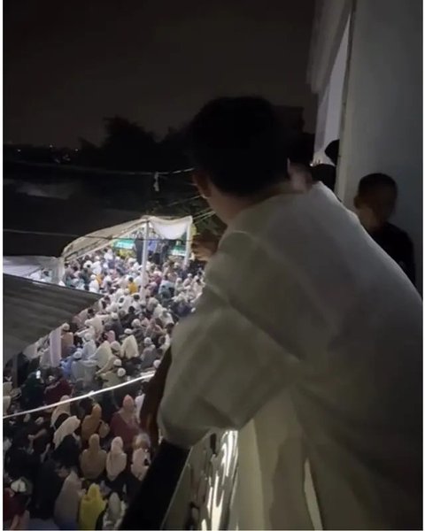 Potret rumah Mpok Alpa dipadati ribuan jemaah saat tahlilan 7 hari. [IG: @henrykurniaadhi.lbf]