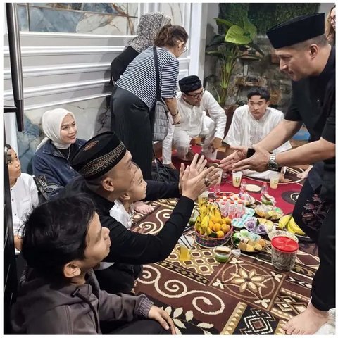 Potret rumah Mpok Alpa dipadati ribuan jemaah saat tahlilan 7 hari. [IG: @henrykurniaadhi.lbf]