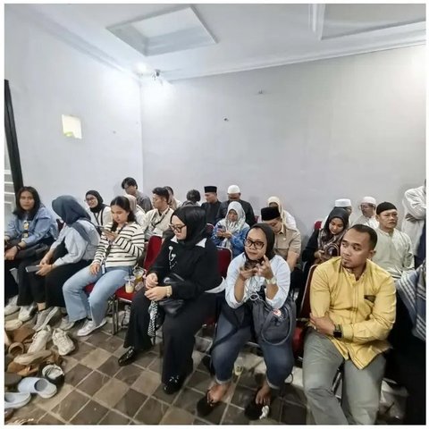 Potret rumah Mpok Alpa dipadati ribuan jemaah saat tahlilan 7 hari. [IG: @henrykurniaadhi.lbf]