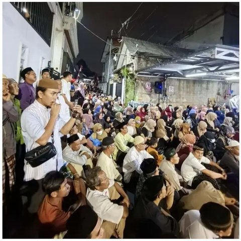 Potret rumah Mpok Alpa dipadati ribuan jemaah saat tahlilan 7 hari. [IG: @henrykurniaadhi.lbf]