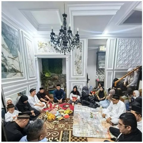 Potret rumah Mpok Alpa dipadati ribuan jemaah saat tahlilan 7 hari. [IG: @henrykurniaadhi.lbf]
