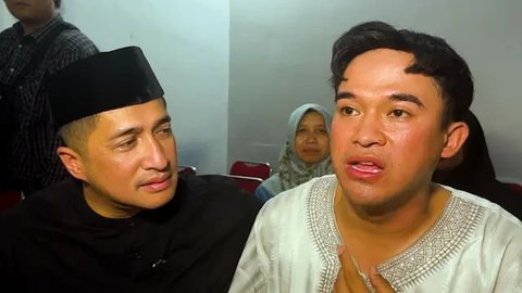 Artis Irfan Hakim dan Anwar BAB hadir dalam pengajian dan tahlilan mengenang 7 hari meninggalnya Mpok Alpa. Mereka takjub warga padati momen tersebut.