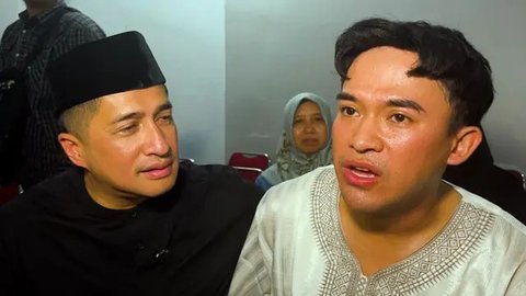 Artis Irfan Hakim dan Anwar BAB hadir dalam pengajian dan tahlilan mengenang 7 hari meninggalnya Mpok Alpa. Mereka takjub warga padati momen tersebut.