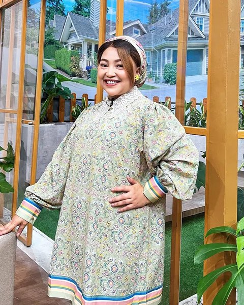 Artis Irfan Hakim dan Anwar BAB hadir dalam pengajian dan tahlilan mengenang 7 hari meninggalnya Mpok Alpa. Mereka takjub warga padati momen tersebut.