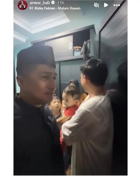 Momen Irfan Hakim dan Anwar BAB gendong anak Mpok Alpa di tahlilan 7 hari. [IG: @anwar_bab]
