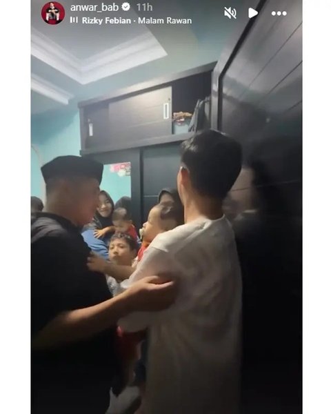 Momen Irfan Hakim dan Anwar BAB gendong anak Mpok Alpa di tahlilan 7 hari. [IG: @anwar_bab]