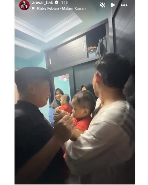 Momen Irfan Hakim dan Anwar BAB gendong anak Mpok Alpa di tahlilan 7 hari. [IG: @anwar_bab]