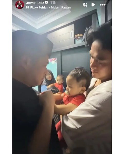Momen Irfan Hakim dan Anwar BAB gendong anak Mpok Alpa di tahlilan 7 hari. [IG: @anwar_bab]