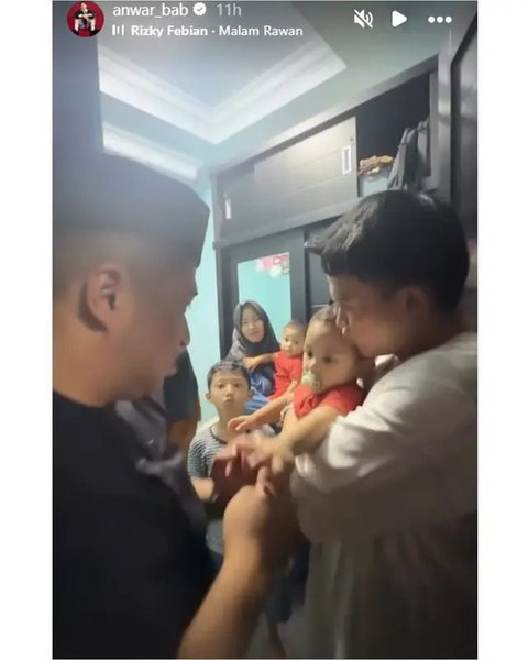 Momen Irfan Hakim dan Anwar BAB gendong anak Mpok Alpa di tahlilan 7 hari. [IG: @anwar_bab]
