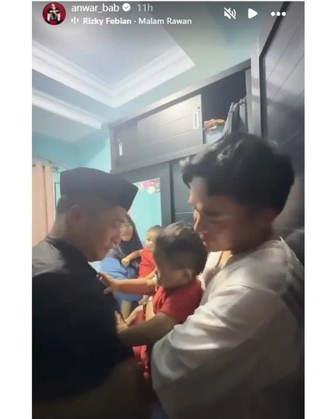 Momen Irfan Hakim dan Anwar BAB gendong anak Mpok Alpa di tahlilan 7 hari. [IG: @anwar_bab]