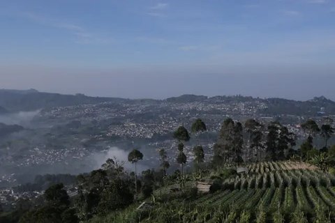 Secara morfologi Sesar Lembang membentuk perbukitan panjang sekitar 29 kilometer dan tampak jelas terlihat di Gunung Putri, Lembang, Kabupaten Bandung Barat (12/5/2023). (Liputan6.com/Gemp